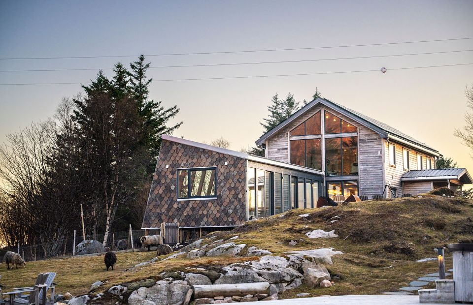 Hovedbygning og restaurant. Foto: Fredrik Ahlsen